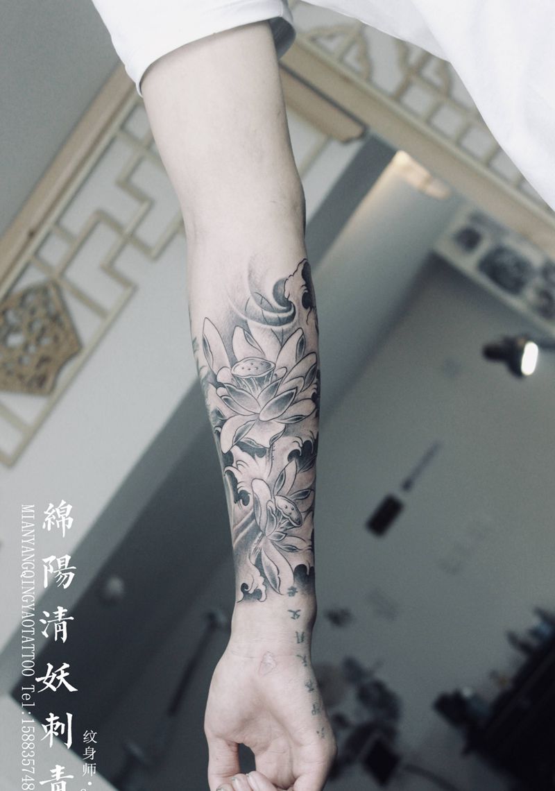 莲花包臂纹身 高作品纹身图片_手臂臀部老传统新传统纹身图案