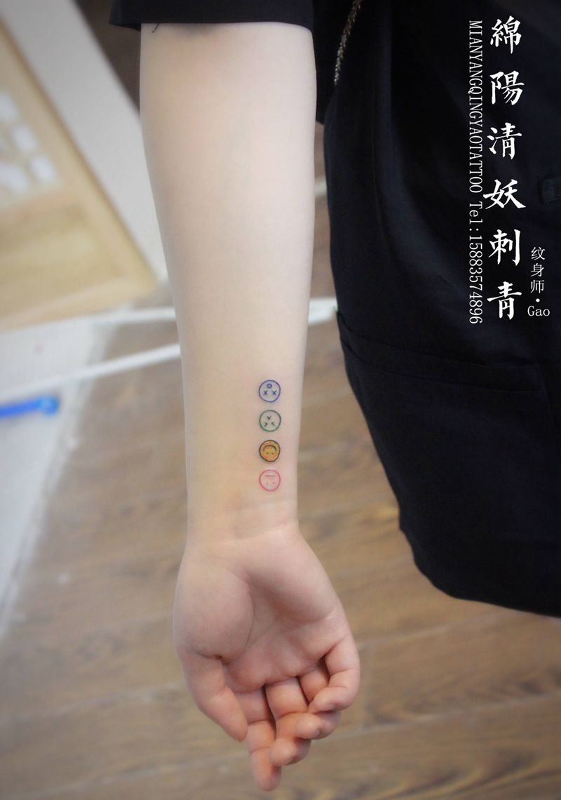 笑脸纹身图片_胸部肩部纹身图案