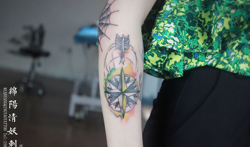 指南针纹身图片_臀部背部纹身图案