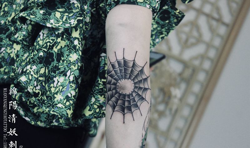 蜘蛛网纹身图片_臀部背部纹身图案