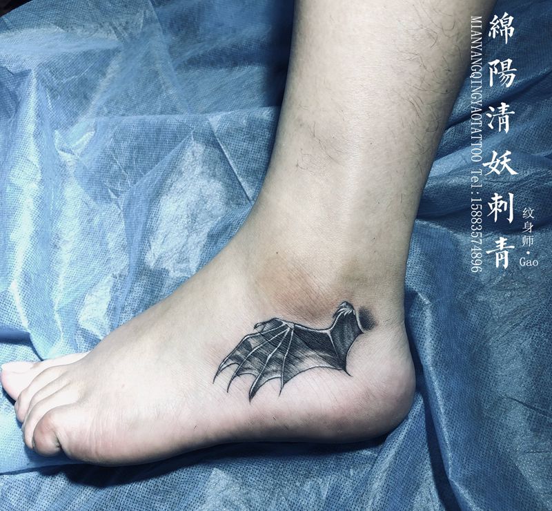 翅膀纹身图片_臀部背部纹身图案