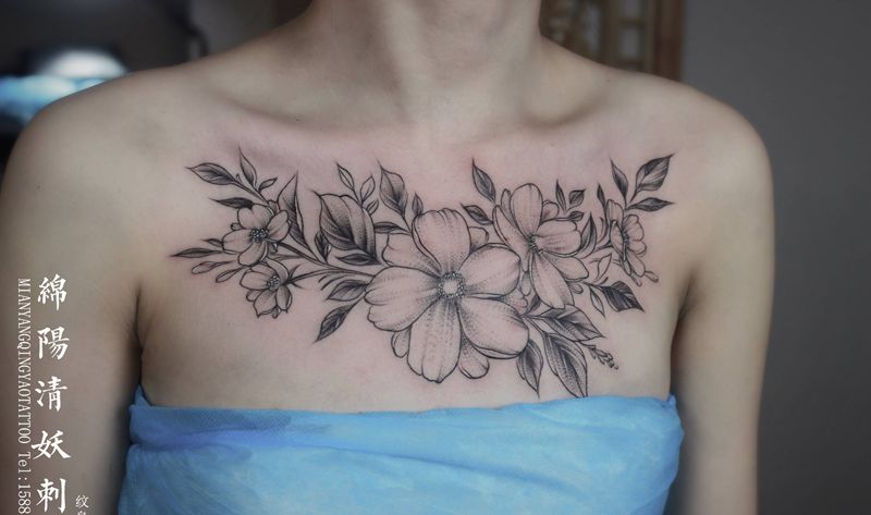 胸口花纹身图片_胸部肩部纹身图案