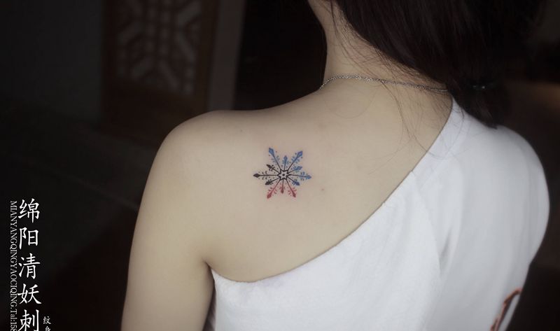 雪花字母纹身纹身图片_臀部背部纹身图案