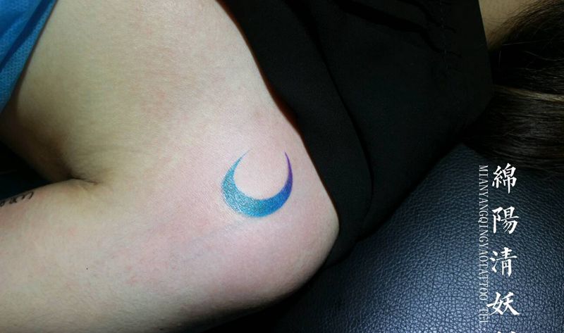 字母，月亮纹身图片