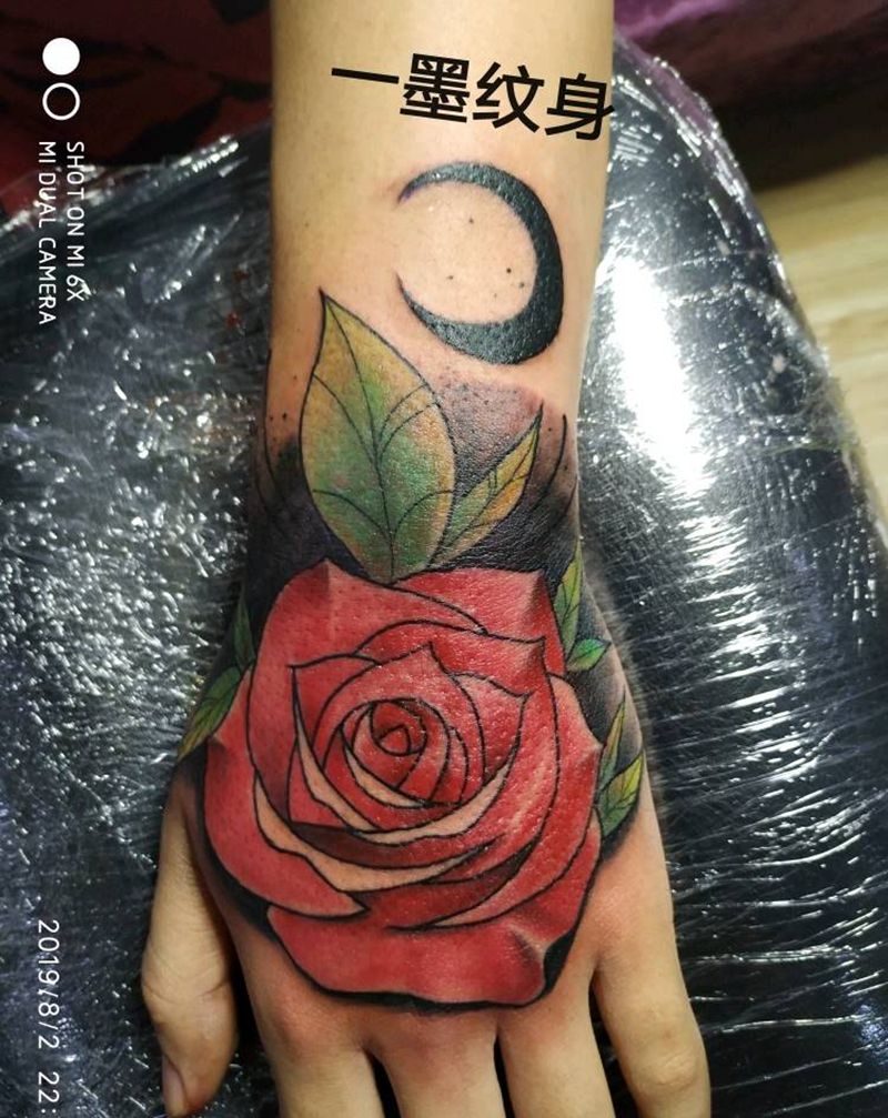 玫瑰花纹身图片_手部Old School纹身图案