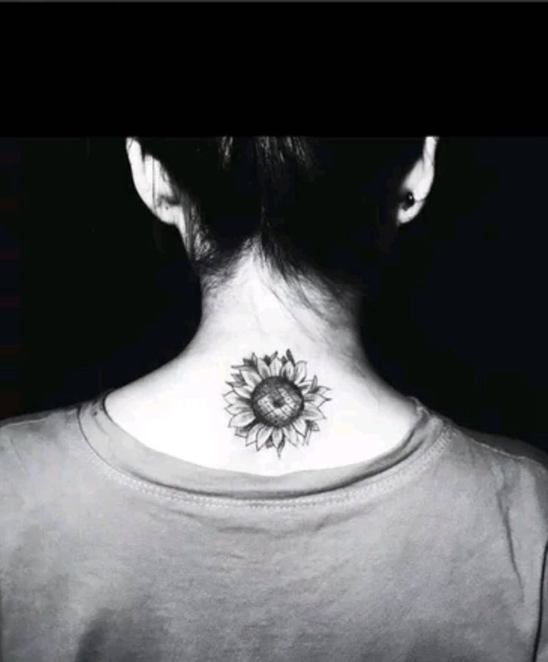 顾客的第一次纹身，她很满意纹身图片