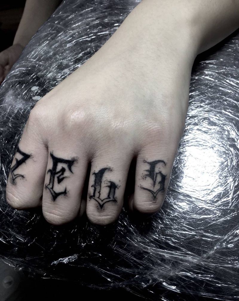 手指花体纹身图片_手部花体字纹身图案