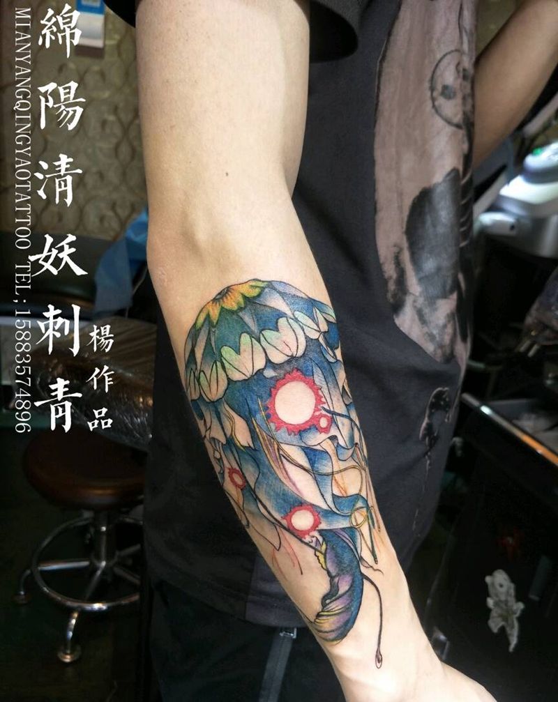 水母纹身，象征着生命力和自由纹身图片_胸部腰部传统肖像几何静物宗教纹身图案