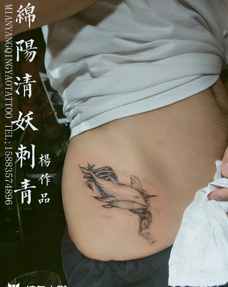 胯部鲸鱼纹身，喜欢的朋友可以挑纹身图片_背部臀部欧美习俗肖像贴纸动物鬼神宗教纹身图案