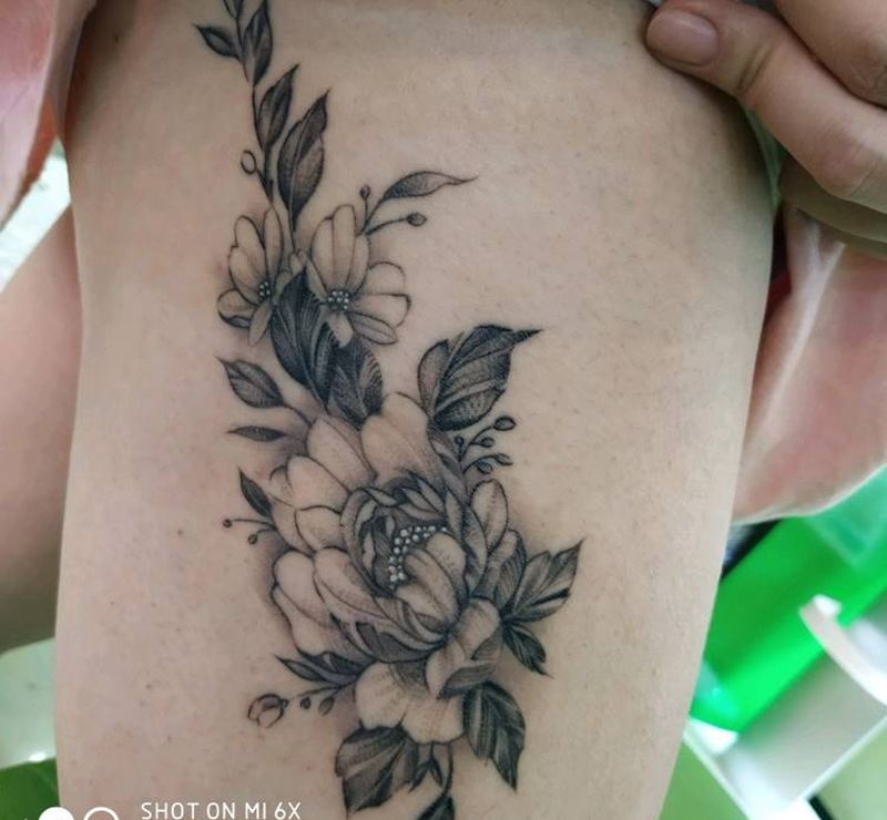 牡丹花纹身图片_腿部点刺纹身图案