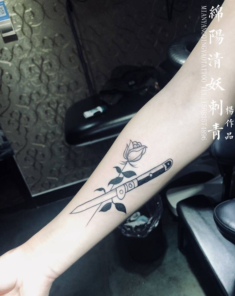 刀玫瑰纹身图片