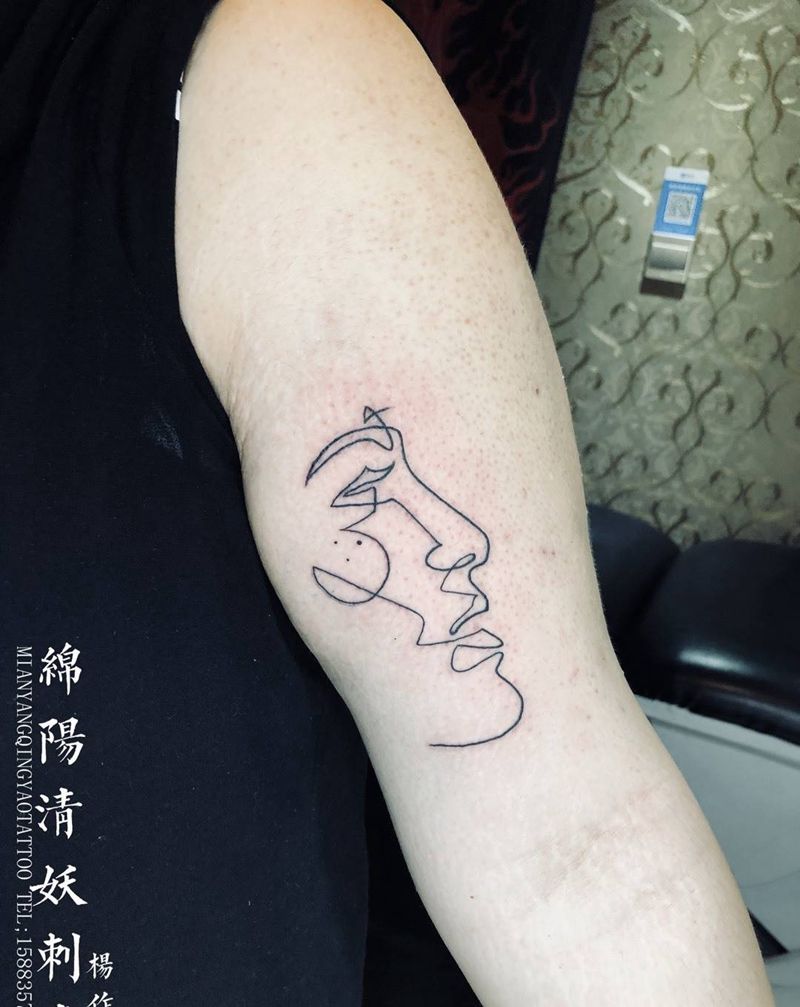 大臂抽象线条纹身，一笔呵成，气定神悬，稳的 店长-杨作品纹身图片