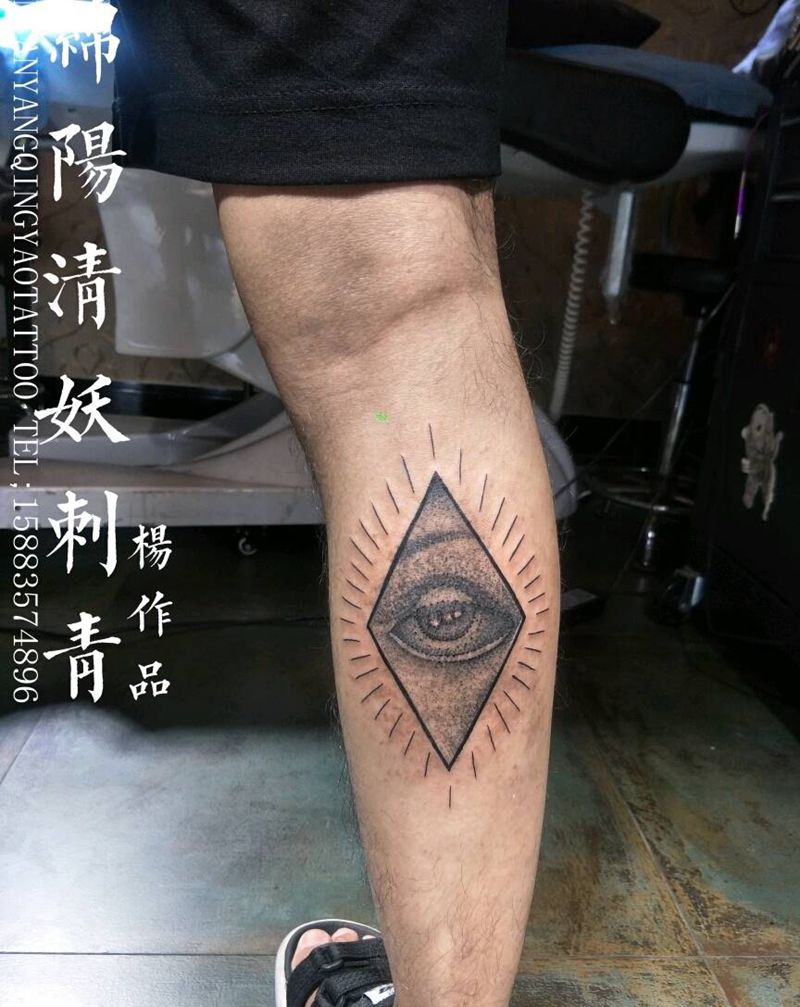 小腿上帝之眼纹身，以前是一个拳纹身图片_肩部背部腿部手部传统习俗肖像清新写实静物纹身图案