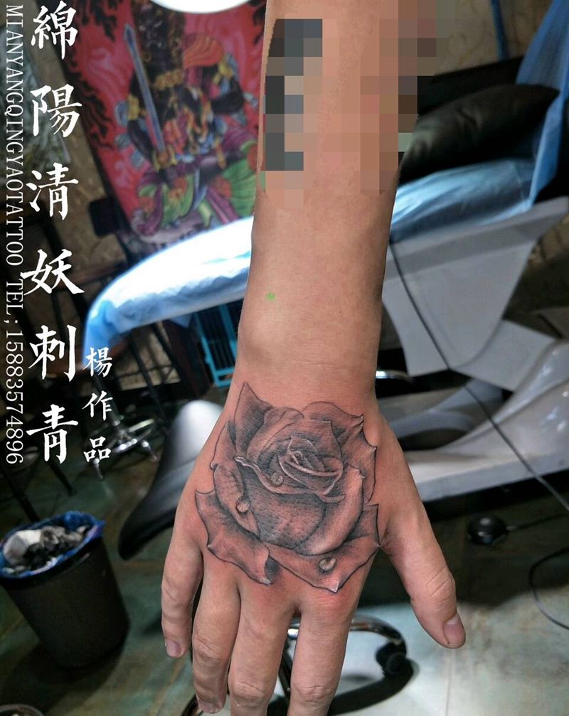 手背玫瑰纹身，年轻就是要勇于挑纹身图片_腰部臀部欧美传统几何人物鬼神纹身图案