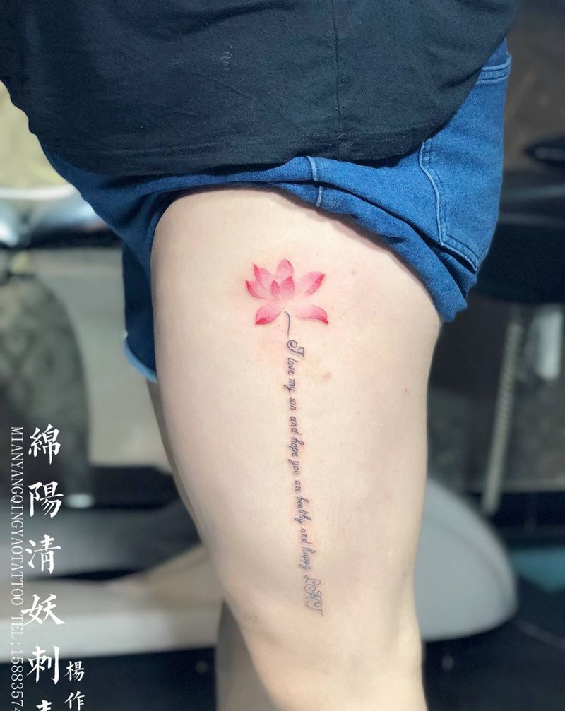 大腿外侧荷花纹身 英文是希望自己孩子健康快乐 母爱是最伟大的 杨作品纹身图片