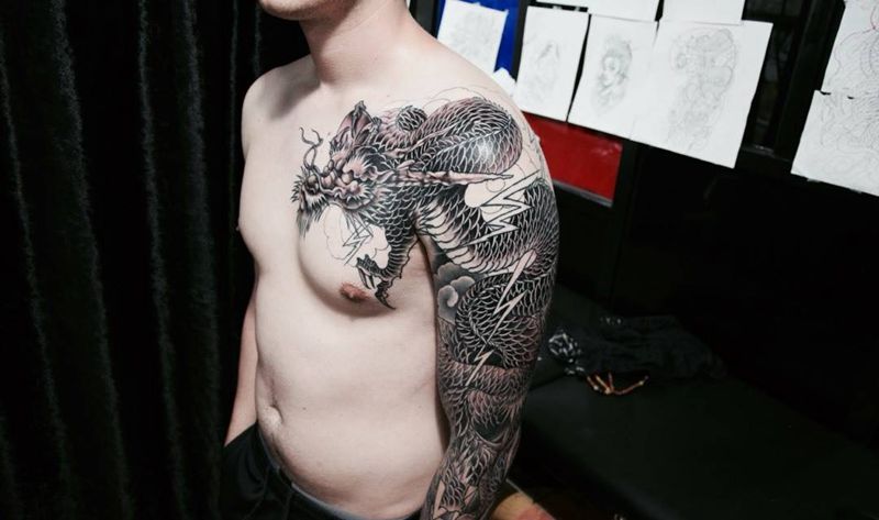 老外的过肩龙纹身图片