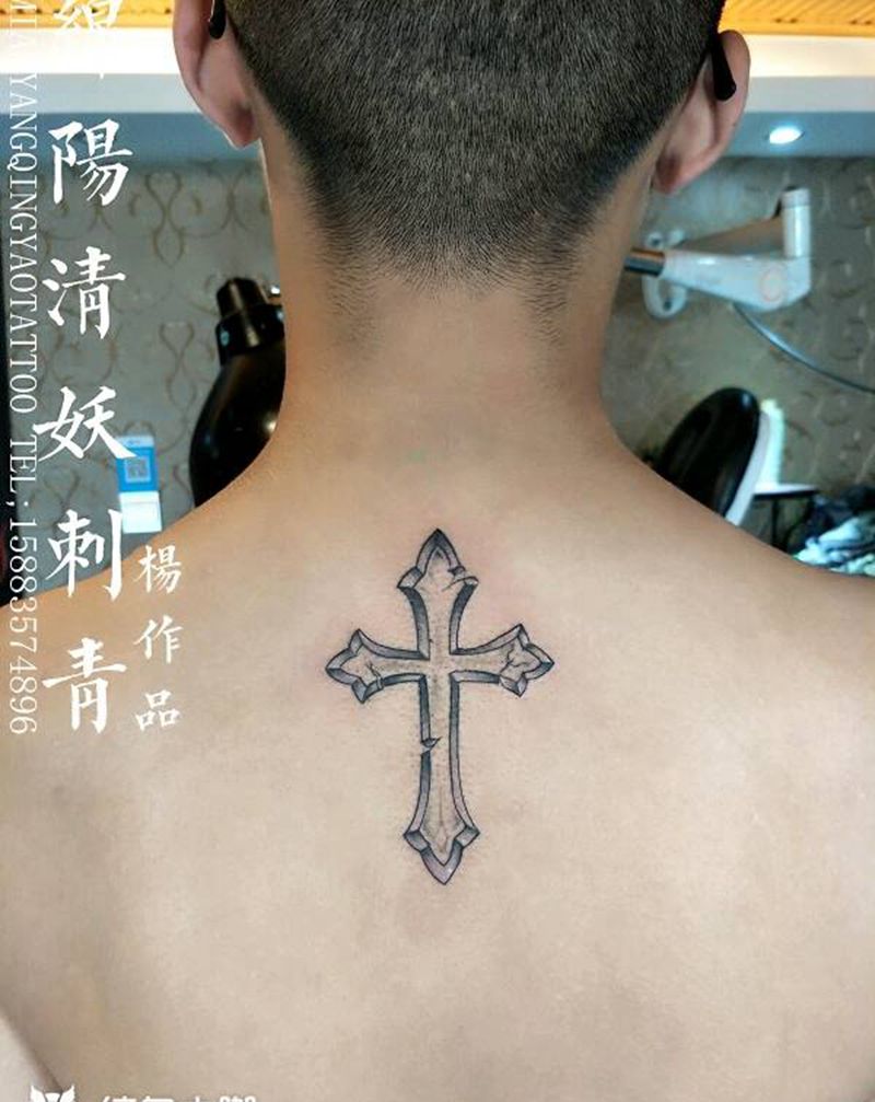 后背十字架纹身，两位帅哥都是贾纹身图片_肩部腰部臀部手臂国画动物静物纹身图案