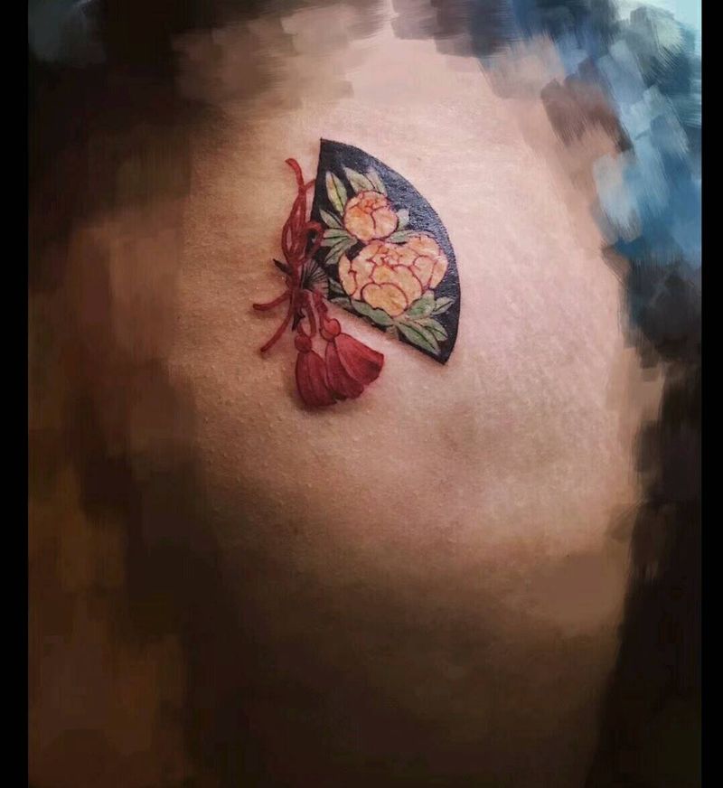 大腿部花扇刺青纹身图片