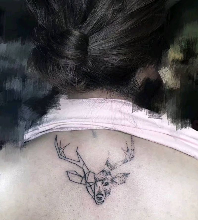 背部鹿刺青纹身图片
