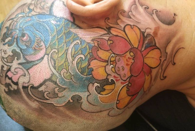 鱼跃龙门纹身图片_颈部新传统纹身图案