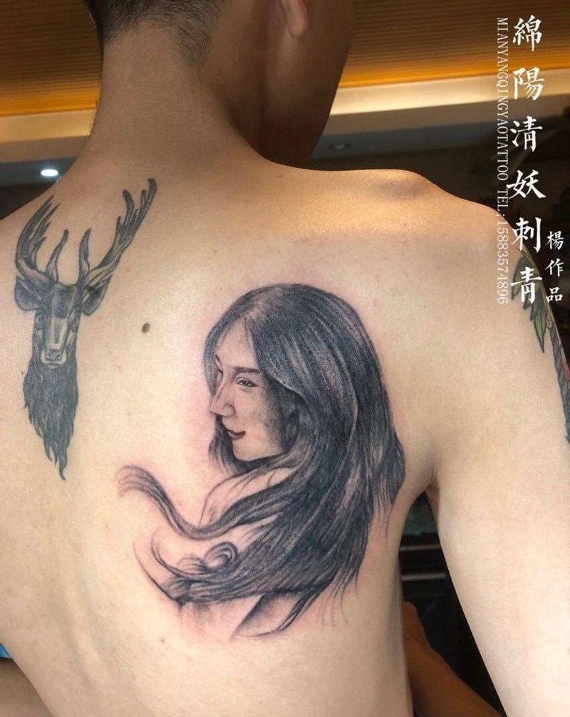 后肩肖像纹身 帅哥的老婆长发很是飘逸 店长-杨作品纹身图片