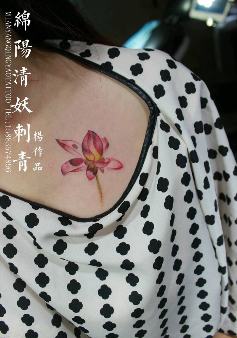 胸口荷花纹身纹身图片