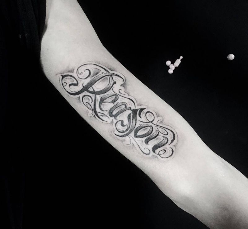 Reason纹身图片_手臂花体字纹身图案