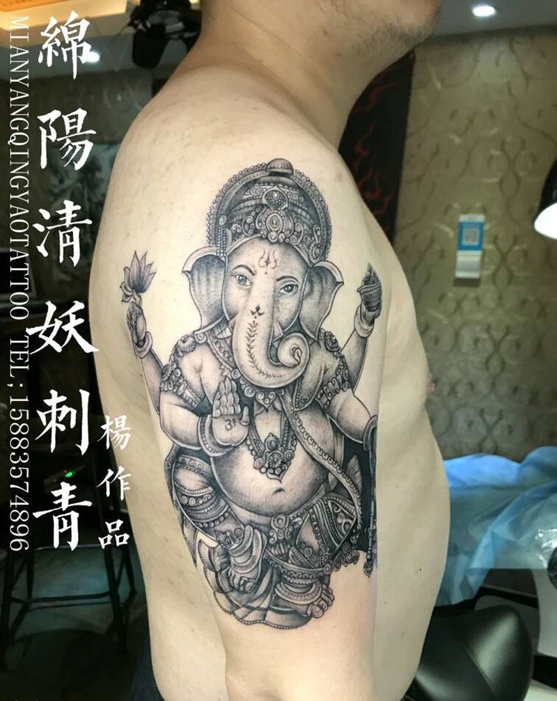 大臂 半胛象神纹身，帅哥的半胛纹身图片_肩部手部肖像动物静物纹身图案