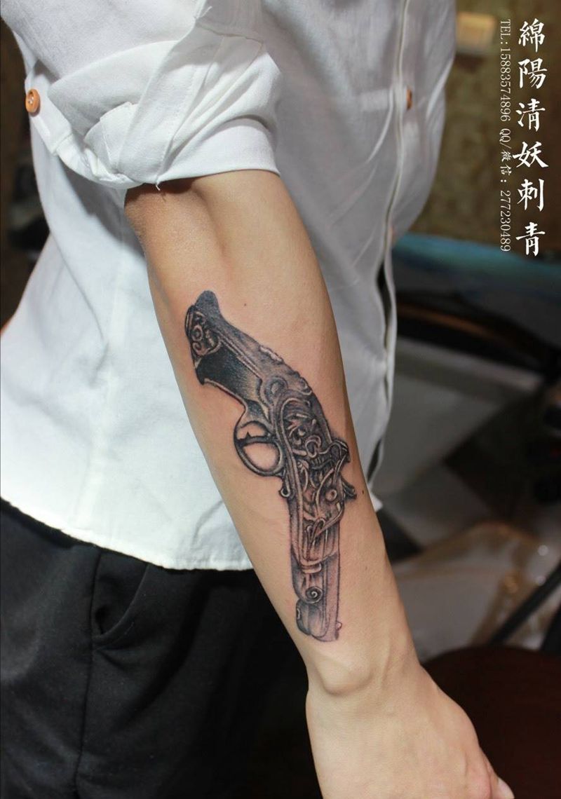手枪完成，回家过年了纹身图片_清新传统肖像动物几何字符臀部纹身图案
