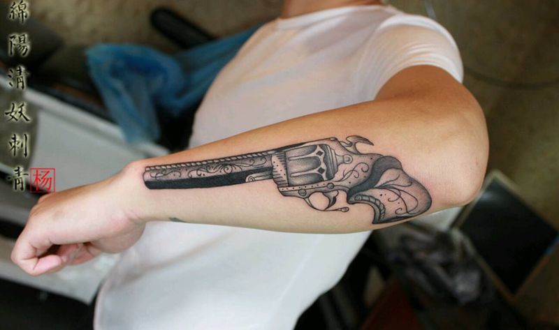 手枪纹身