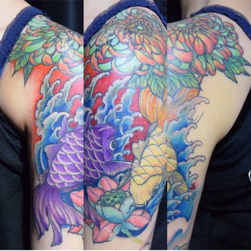 鱼儿花水游纹身图片