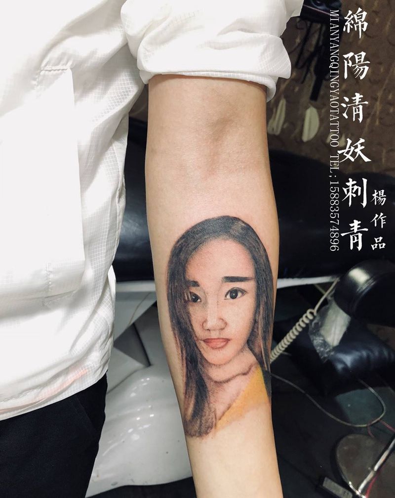手臂内侧肖像纹身 帅哥的老婆 还不错后期再调整一下细节就更完美了 杨作品纹身图片