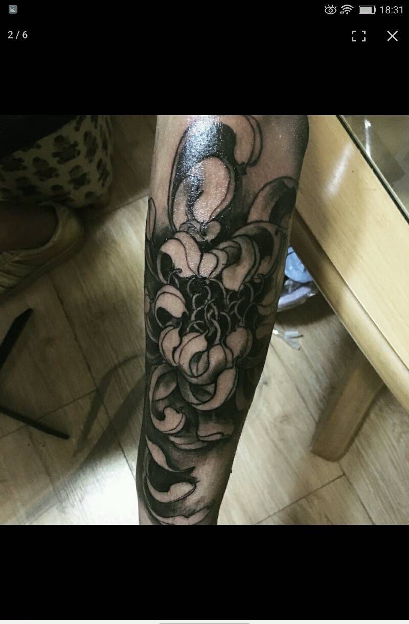 包臂菊花纹身图片