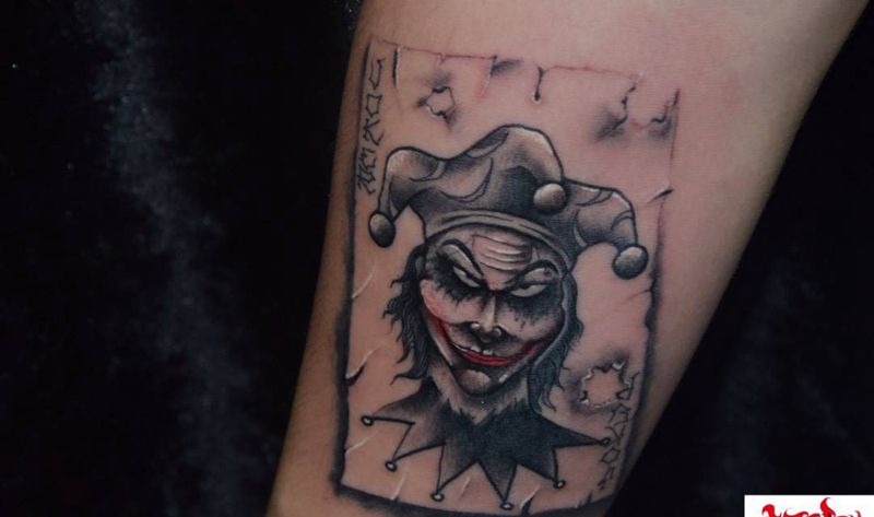 撕裂的卡片小丑 by  崐。纹身图片