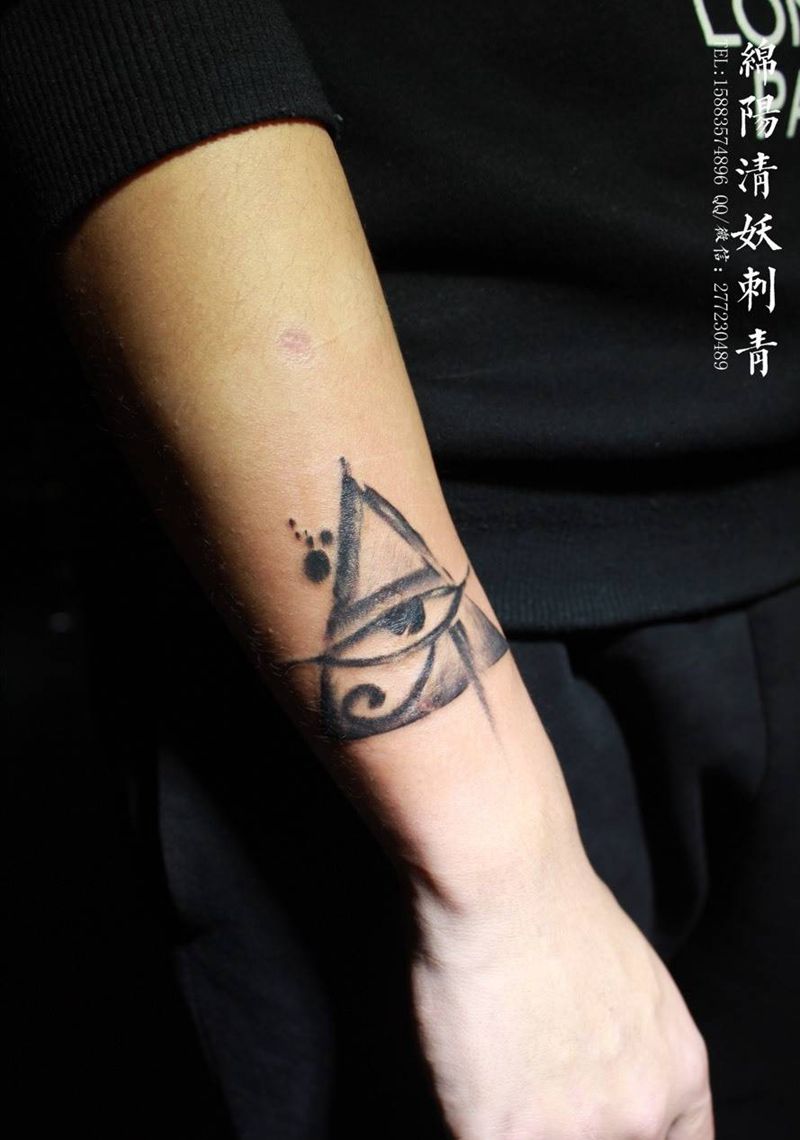 权利之眼纹身图片_腰部臀部背部欧美图腾动物静物习俗肖像清新纹身图案