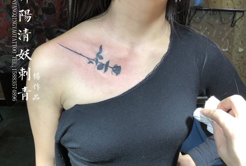 胸口花纹身图片