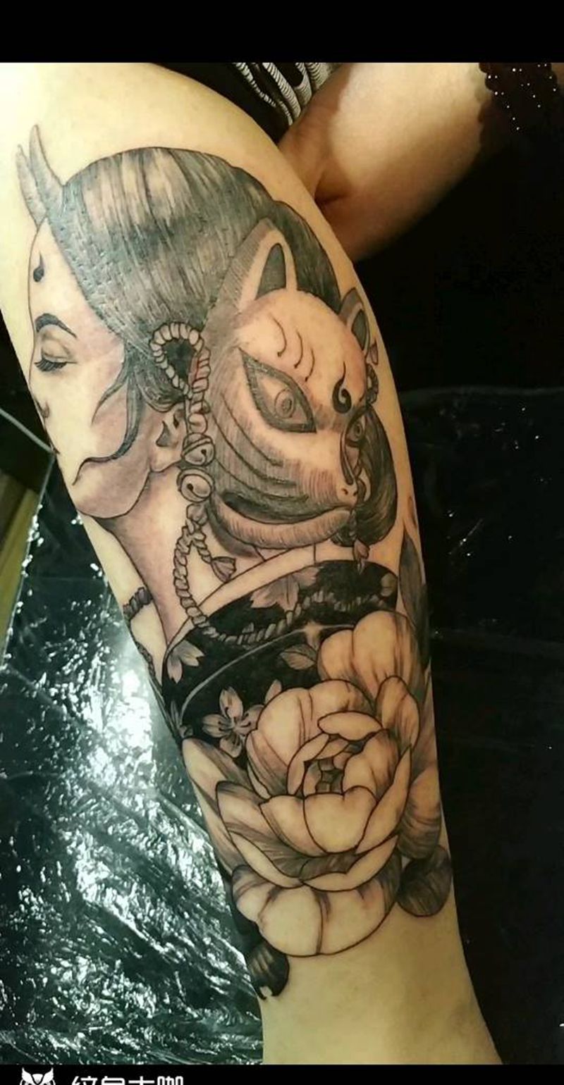 素描艺妓纹身图片_腿部点刺纹身图案