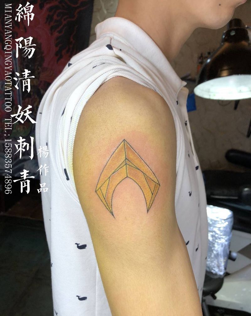 图腾纹身，帅哥自带的图案不知道是什么标志纹身图片_臀部脚部腹部清新肩部欧美国画纹身图案