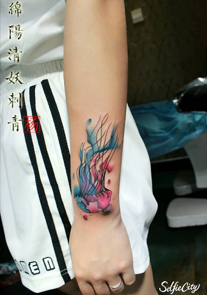 泼墨风水母纹身遮盖