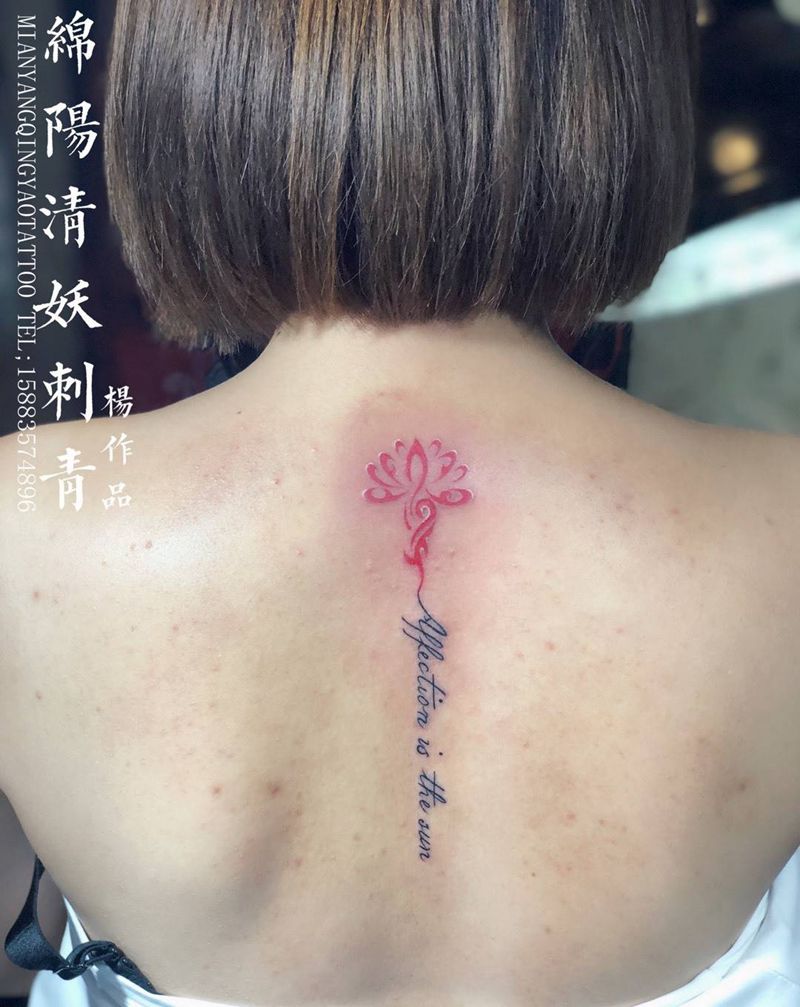 后背脊梁骨荷花纹身，夏天需要露背，怎能单调  杨作品纹身图片