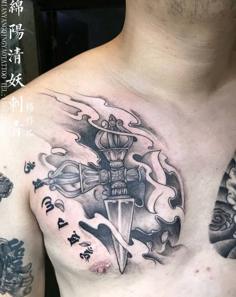 半胛纹身，胸口金刚杵，帅哥的双纹身图片