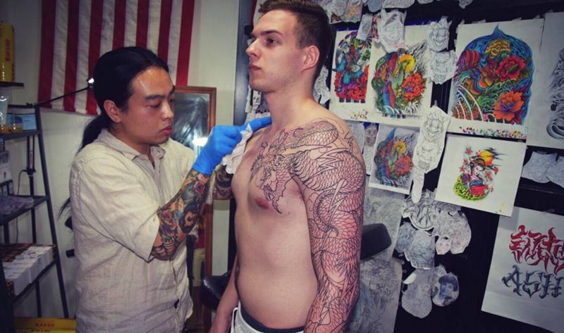 过肩一条龙纹身图片