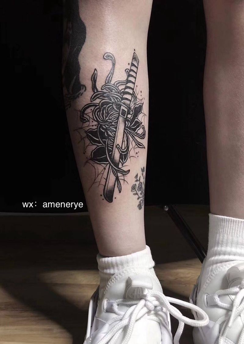 菊与刀纹身图片_腿部Old School菊花刀纹身图案