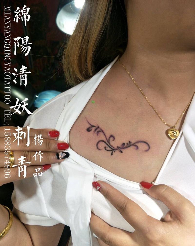 胸前藤蔓花纹身纹身图片_肩部手臂脚部习俗清新字符纹身图案