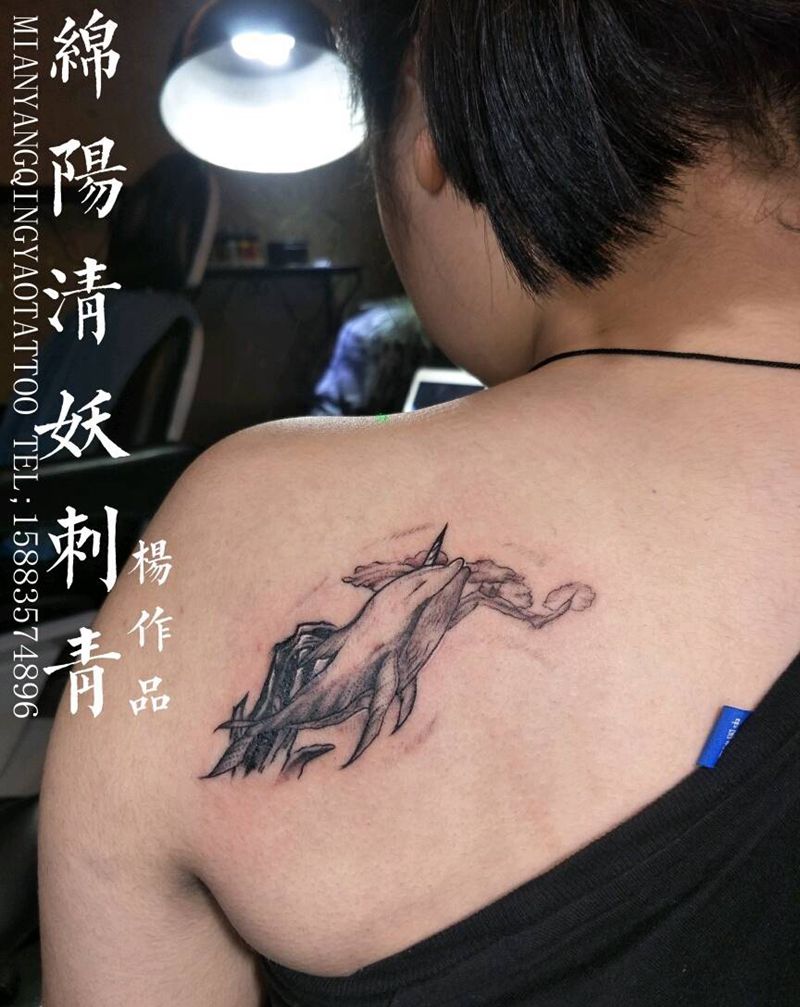 后肩鲸鱼纹身，跟上一个是情侣同纹身图片_胸部腰部臀部手臂腿部手部肖像写实贴纸几何纹身图案
