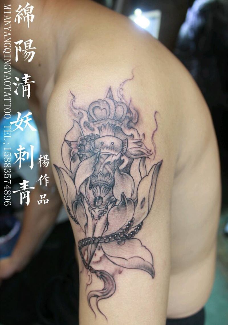 大臂降魔杵 字母纹身，象征着平纹身图片_肖像几何动物宗教纹身图案