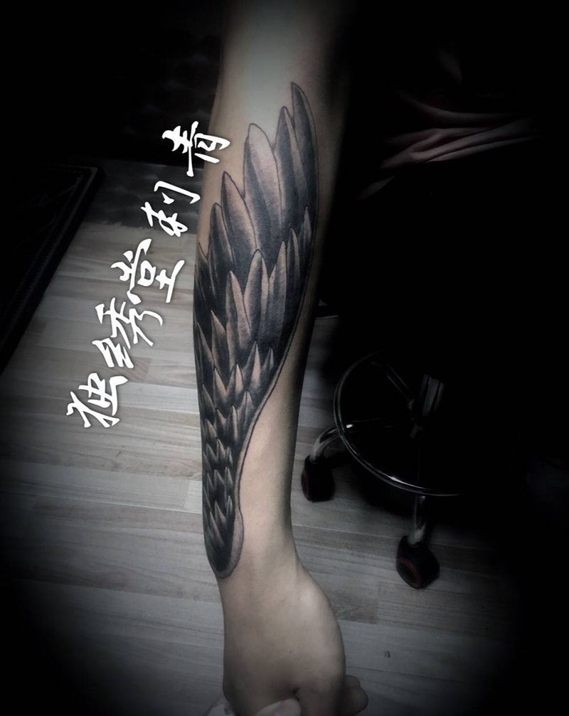 羽臂纹身图片