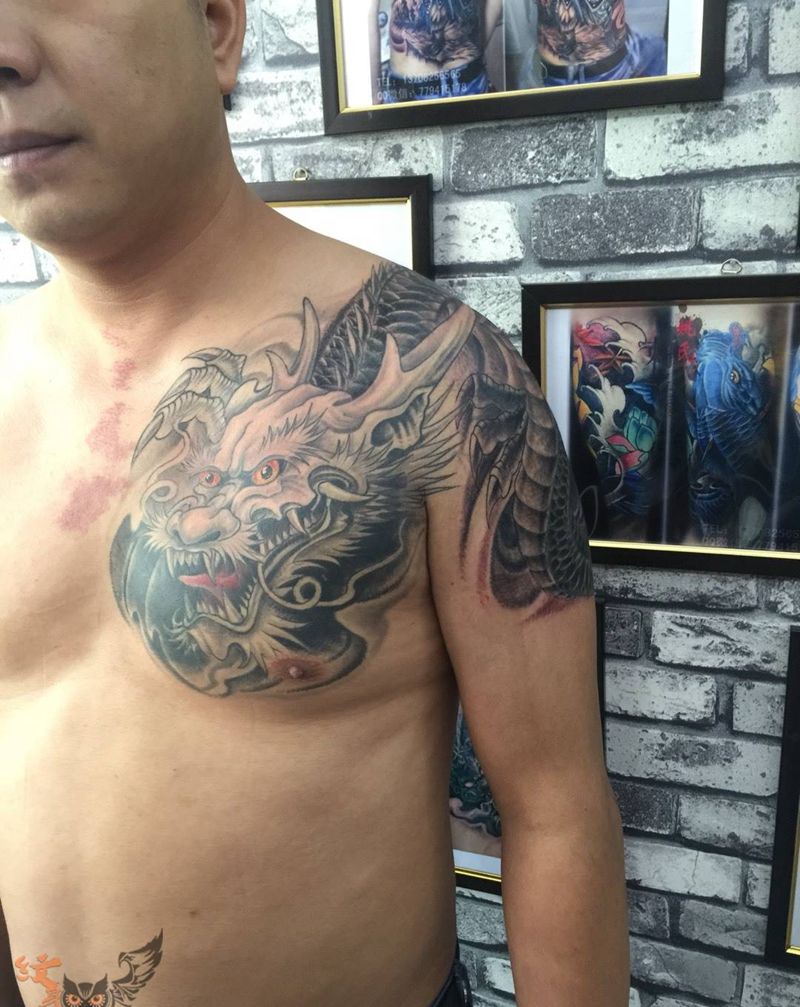 过肩半背大龙（遮盖三个旧图哦）纹身图片_传统动物肩部背部纹身图案