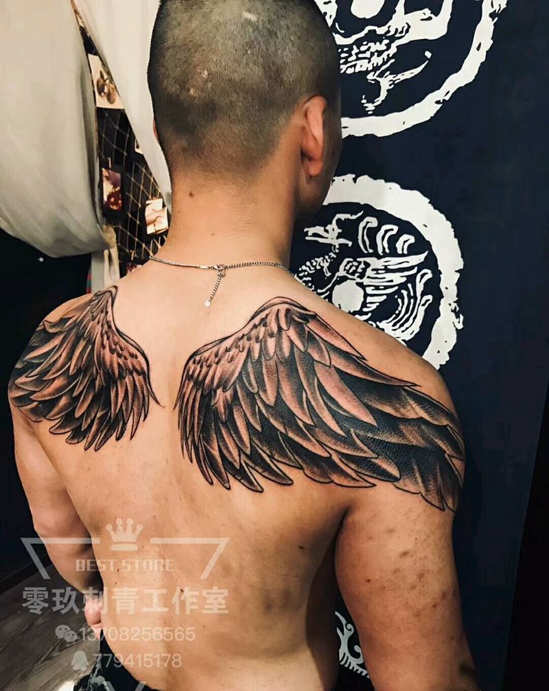 后背翅膀纹身图片