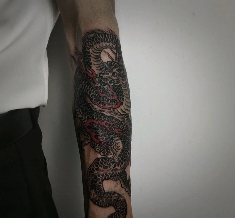 小龙纹身图片_手臂老传统龙纹身图案